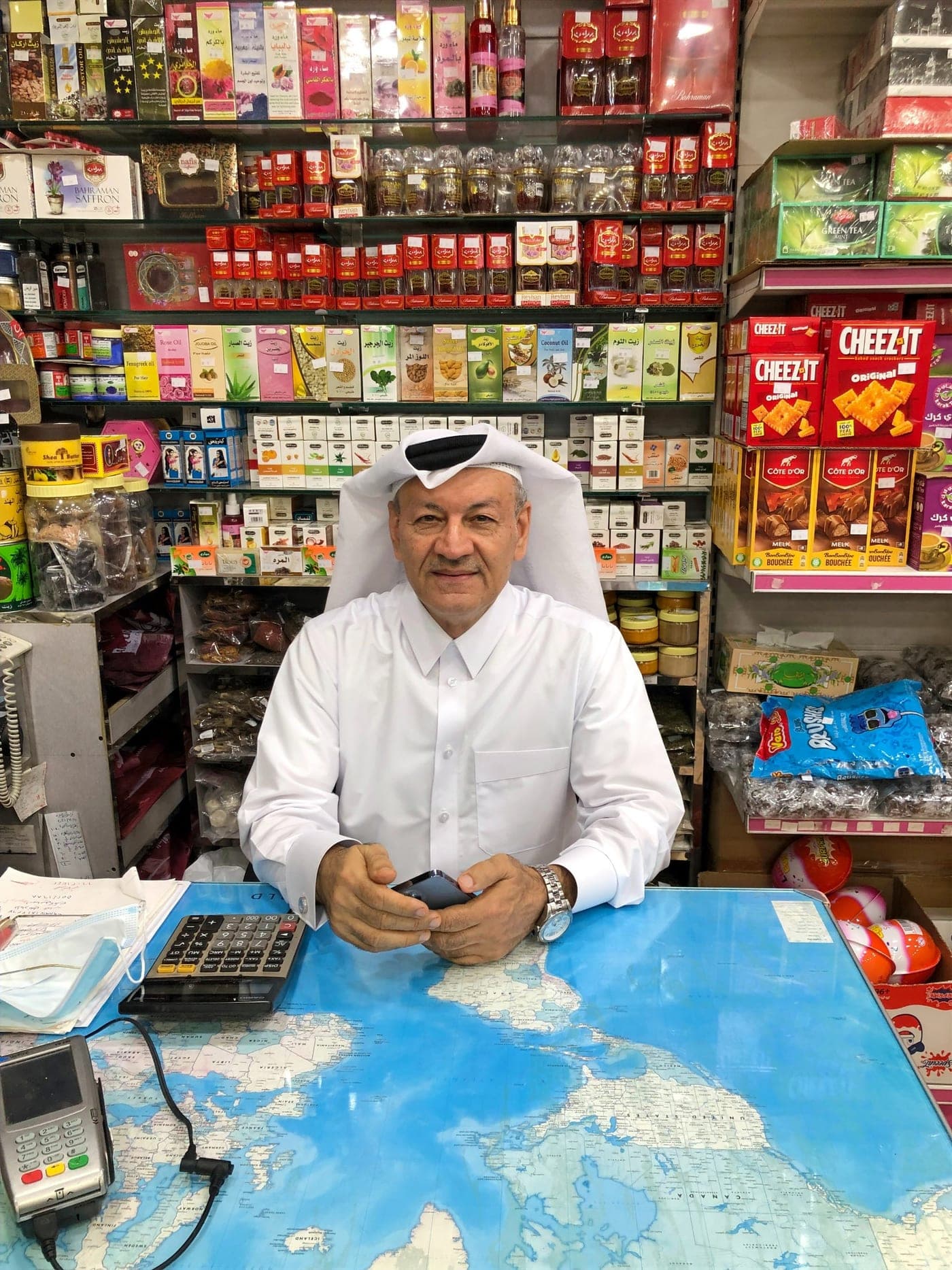 خليل محمد قدسي خلف طاولة متجر حلويات القدسي